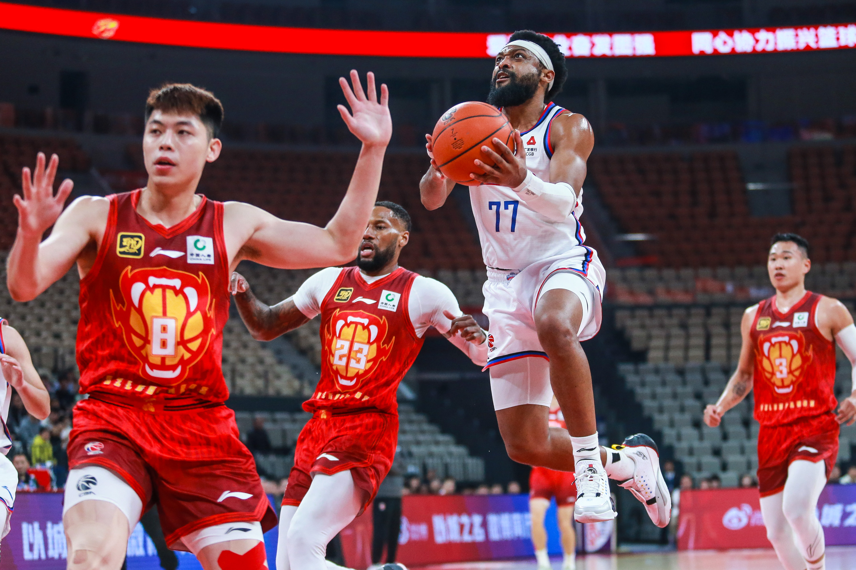 AYX爱游戏官网入口转折点！波特兰开拓者复出首秀，CBA常规赛赛后攻防权衡，目标明确，阵容厚度经受考验的简单介绍